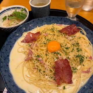 カマンベールチーズとカリカリベーコンのカルボナーラ