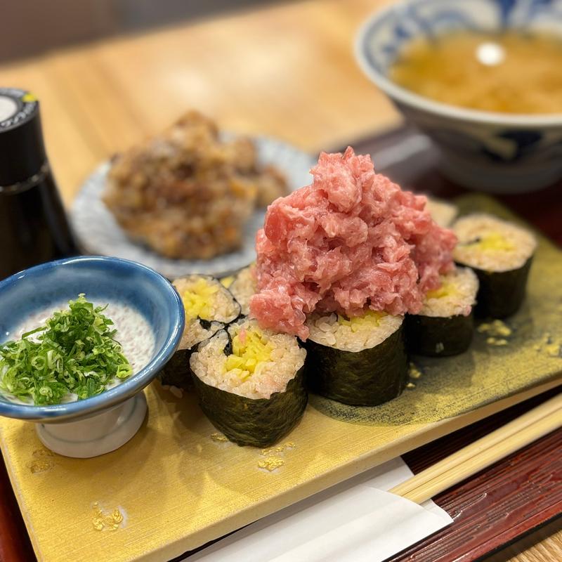 ねぎトロたく巻きと唐揚げ定食(鮨とおでん＆アンド 新宿野村ビル店)