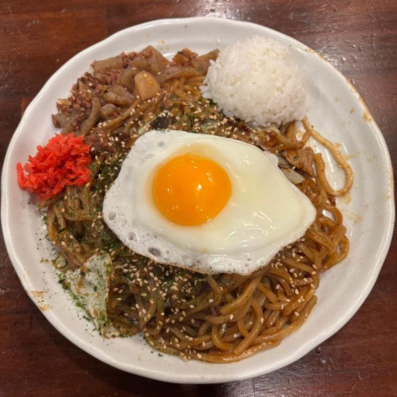 焼きそば　目玉焼き(鉄板バーはち )