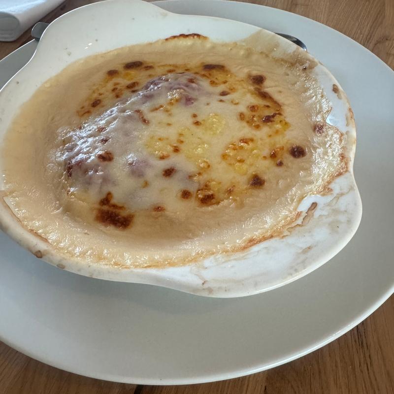 チコリのグラタン  チコリにチーズをのせて焼いた伝統的ベルギー料理(ベルギー王国パビリオン)