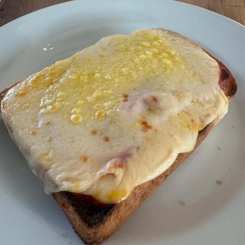 クロックムッシュ ハムとチーズのトースト、ブールブランソース付き(ベルギー王国パビリオン)