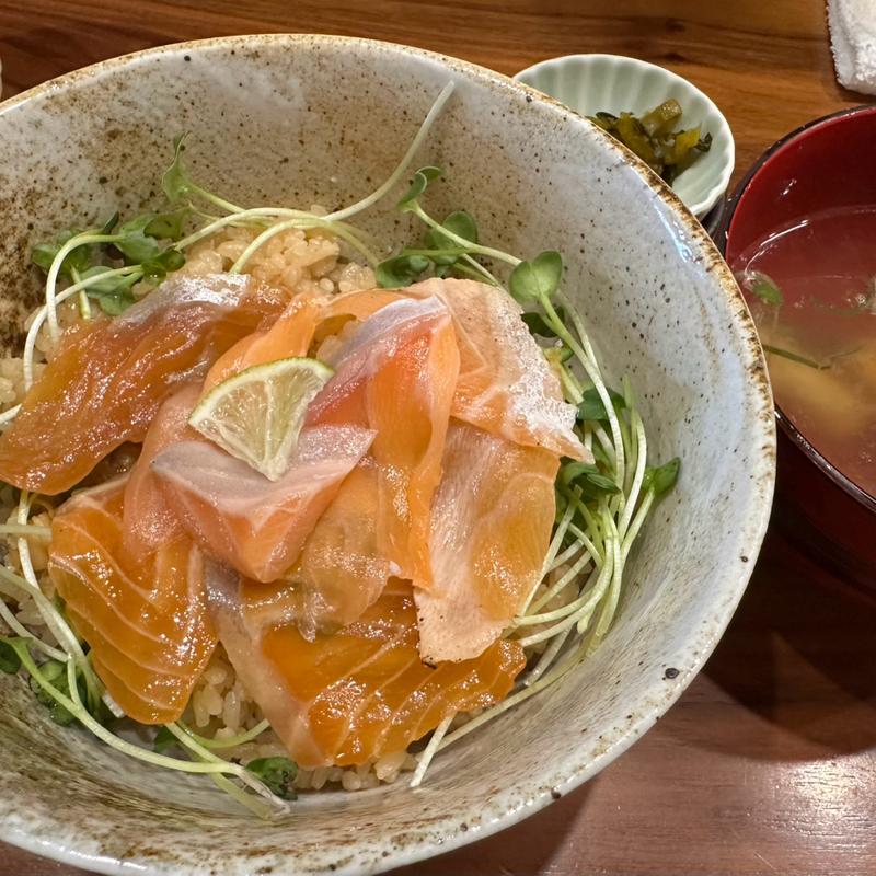 サーモン丼(貝まる)