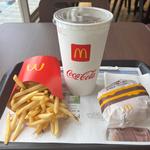ダブルチーズバーガーとグラントフライとグラントコーク