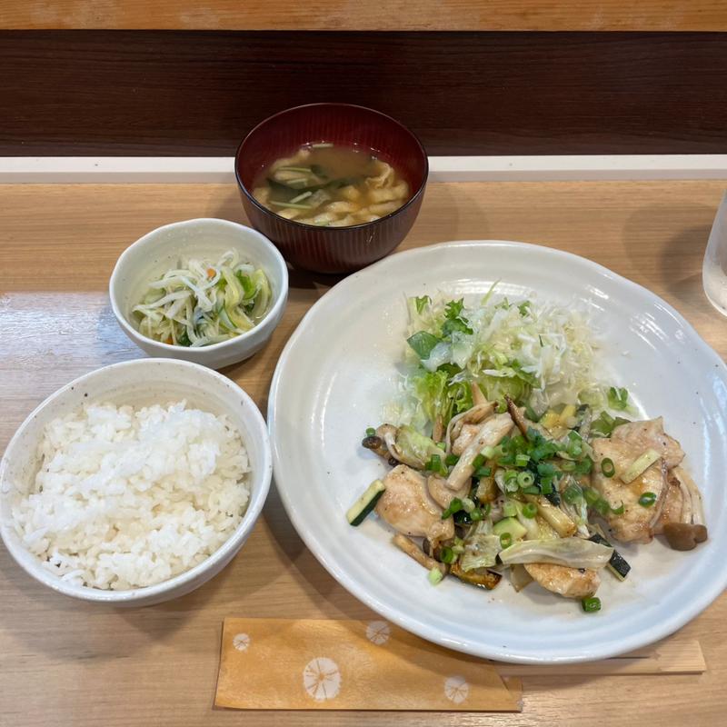 鶏ムネ肉野菜炒め定食(キッチンミモザ)