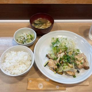 鶏ムネ肉野菜炒め定食(キッチンミモザ)