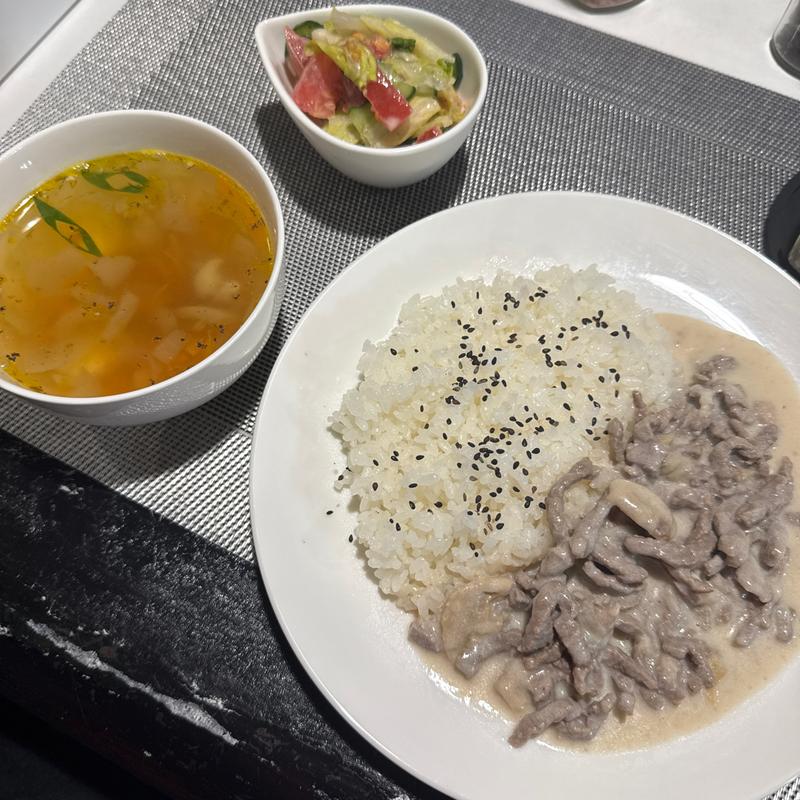 ランチ(ビーフストロガノフ)(キッチンスラブ イクラ)