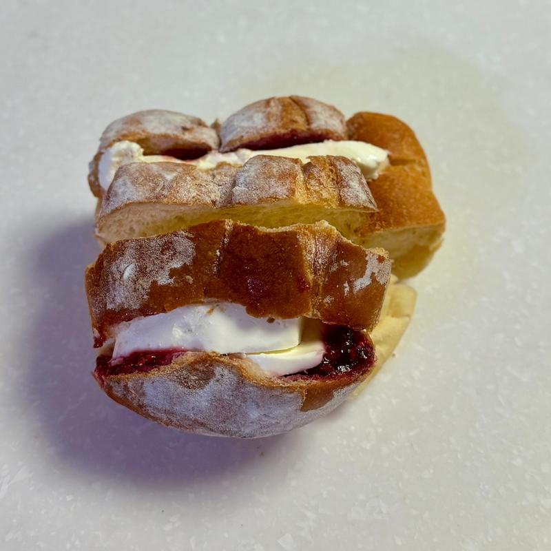 北海道産クリームチーズと自家製フランボワーズジャムの米粉パンサンド(フクパン)