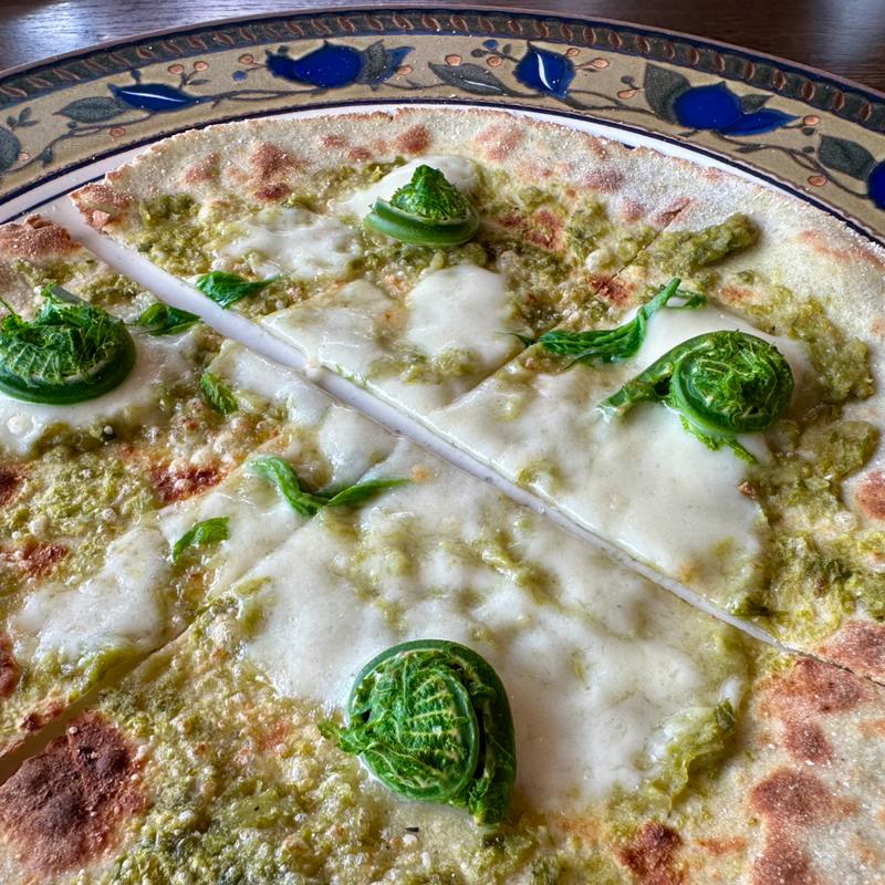 季節のそばピッツァ(山の実 （やまのみ）)