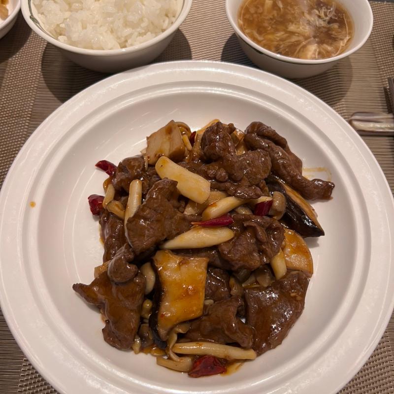 牛肉ときのこの麻辣醤炒め(中国飯店 倶楽湾)