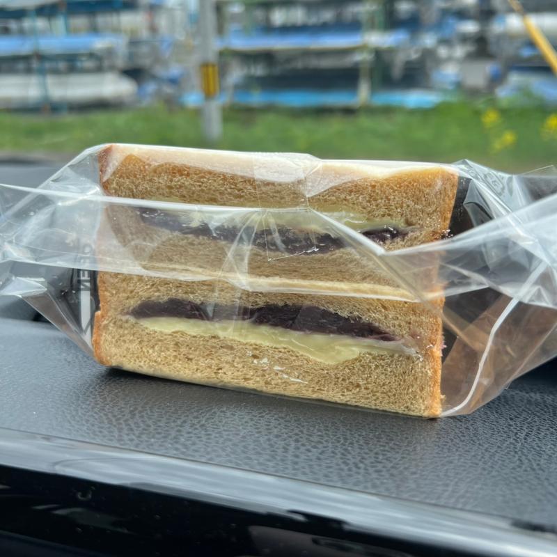 黒糖食パンDeあん&クリームサンド(ベーカリーファブリカ)