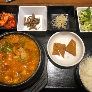 ほろほろ牛肉のユッケジャンAセット(長寿韓酒房 新浦安店)