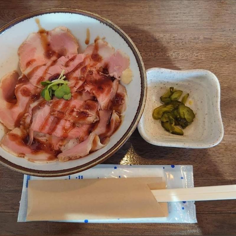 低温チャーシュー丼(赤ワイン洋風ダレ)(つけそば 一福 澪 ~Rei~)