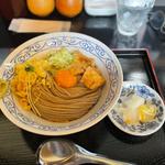 冷やしたぬき蕎麦、生卵(蕎麦処たぬきときつね)