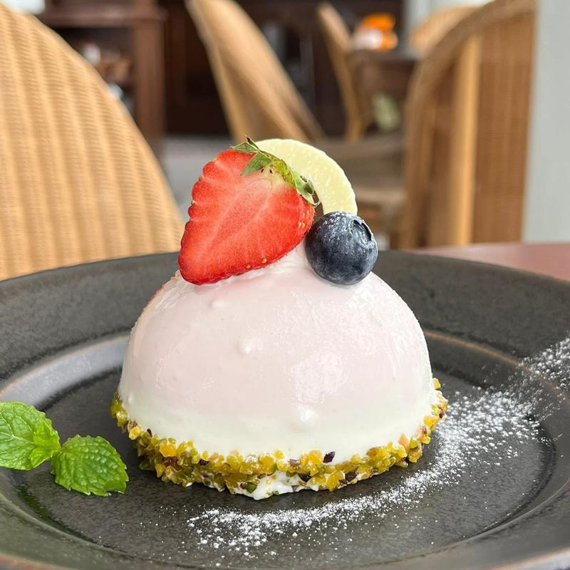 いちごとピスタチオのムース(レストラン ラ・マーレ)