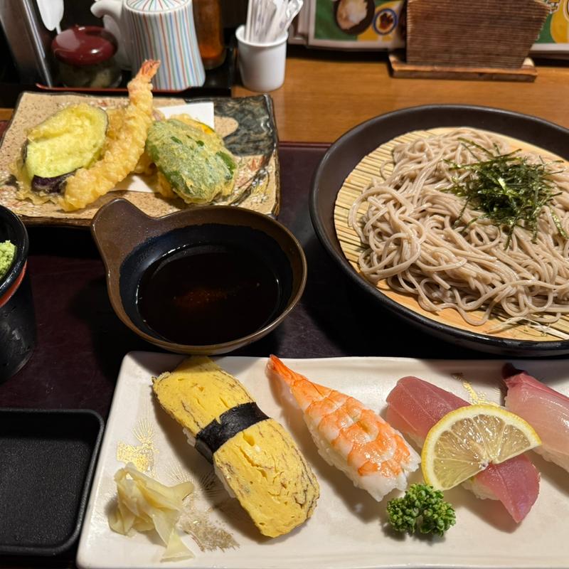 にぎりと天ざるそばセット(手延べうどん きねや)