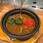焼きトマトとほうれん草の牛すじ煮込みカレー(ホットスプーン 西新宿店（Hot Spoon）)