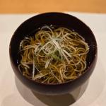 醤油ベースの蕎麦