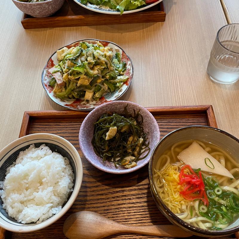 ゴーヤチャンプルー＆ミニ沖縄そば(ナンクルナイサ きばいやんせー 丸の内OAZO店)