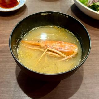 有頭エビの味噌汁