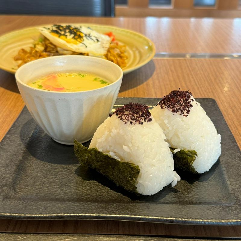 おにぎり、茶碗蒸し(からころ珈琲)