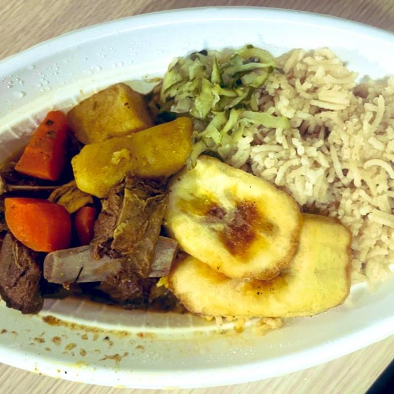 やぎカレー（豆ご飯・揚げバナナ付き）(Harding's Caribbean Kitchen Truck)