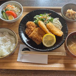 白身魚とイカフライ定食(ミセスワイ)