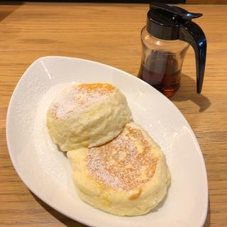 "むさしの森珈琲特製"ふわっとろパンケーキ（蜂蜜入メイプルシロップ添え）