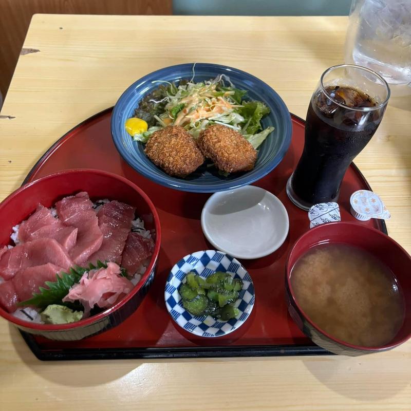 鉄火丼と旨辛メンチカツ(多満利屋きらく)
