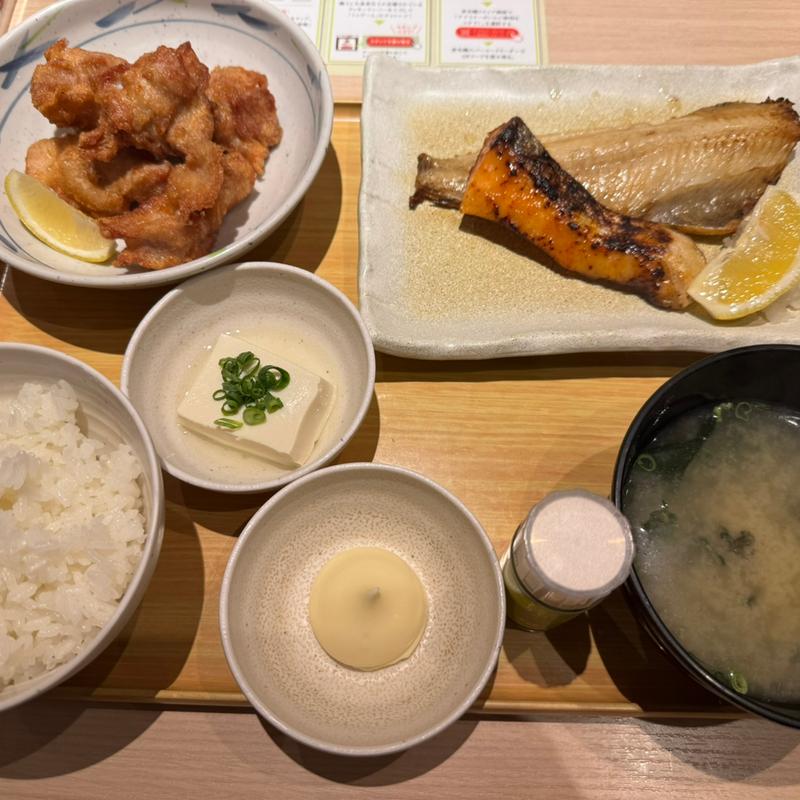 銀鮭の西京焼きとほっけ定食　ミニすき焼き(やよい軒 新宿歌舞伎町店)