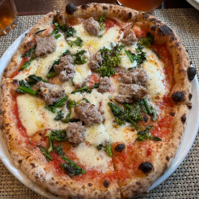 サルシッチャと燻製チーズ、季節野菜のトマトソースピッツァ(トラットリア ラグーナ ロトンダ)