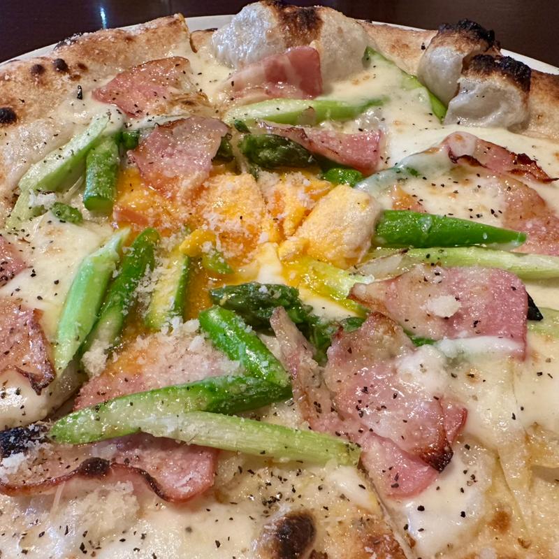 壱岐島アスパラガスのビスマルク風 ピッツァ(Trattoria Azzurri)