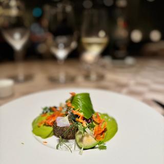 プレミアムヤシオマスのモザイク仕立て 春キャベツのエスプーマとフロマージュブラン(THE HIRAMATSU HOTELS&RESORTS 仙石原)