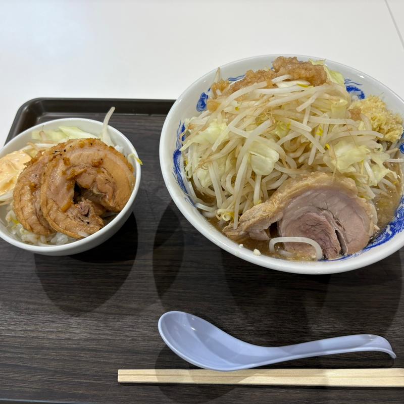 ラーメン(野菜、アブラ増し)+チャーシュー丼(ジャンクガレッジ イオンモール川口前川店)