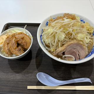 ラーメン（野菜、アブラ増し）＋チャーシュー丼(ジャンクガレッジ イオンモール川口前川店)