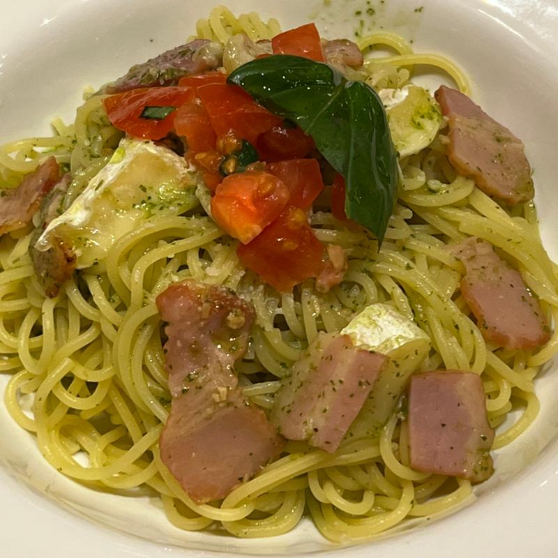 十勝産カマンベールと吊るしベーコンのジェノベーゼ(ポポラマーマ 北千住店)