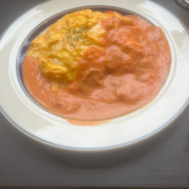 とろとろ玉子のガーリックオムライス（トマトクリームソース）(八王子珈琲店)