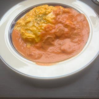 とろとろ玉子のガーリックオムライス（トマトクリームソース）
