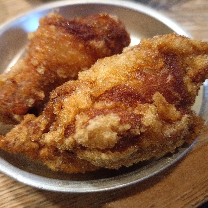 骨付き唐揚げ(太陽ホエール 野毛本店)