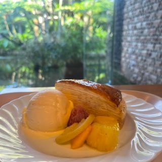 ミルクレープアイス添え(カフェスコール)