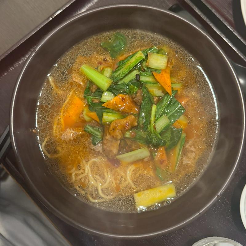 牛すじ煮込辛いラーメン(逸香園)