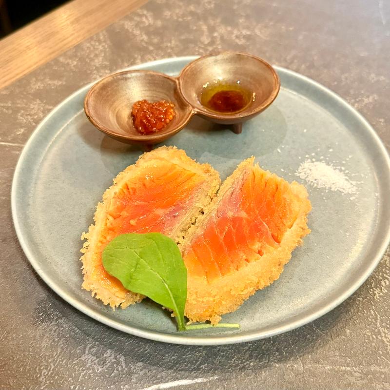 サーモンレアカツ(新宿オイスターバーワーフ)