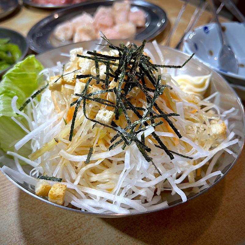 サラダ 大(元祖 ほるもん道場 駅前店 （ガンソ ホルモンドウジョウ）)