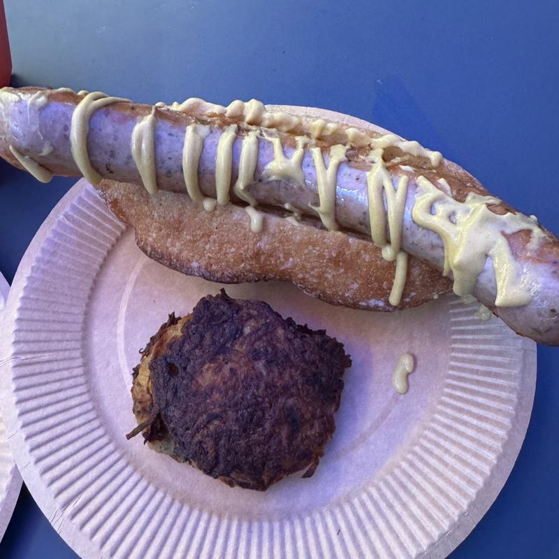 ルクセンブルクスタイルのホットドック &クロンペルキッシェルシェン（ポテトフリッター）(ルクセンブルクパビリオン)