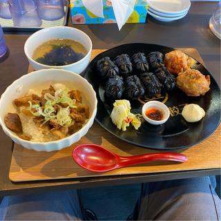 肉屋の8カラ定食(餃子8個、唐揚げ2個、スープ、ライス→チャーシュー丼)(金まる餃子)