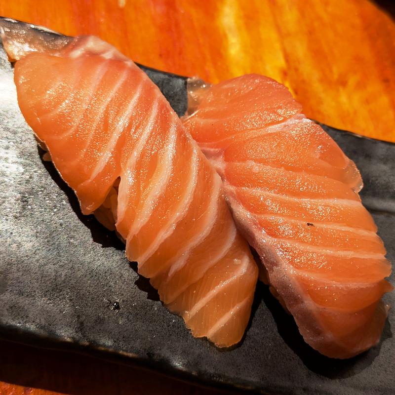 とろサーモン二貫(寿司の惑星 SUSHI PLANET)