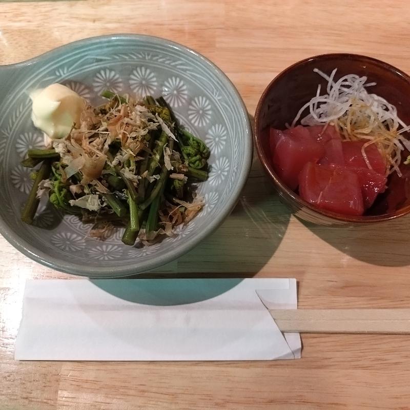 お通し(わらび＆まぐろ)(大衆酒場 といろ)