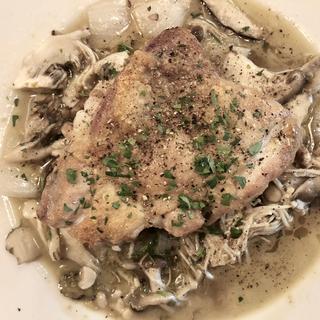 鶏もも肉のグリル 猟師風きのこソース