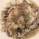 鶏もも肉のグリル 猟師風きのこソース(LODGE BISTRO SARU学芸大店 （ロッジビストロＳＡＲＵ）)