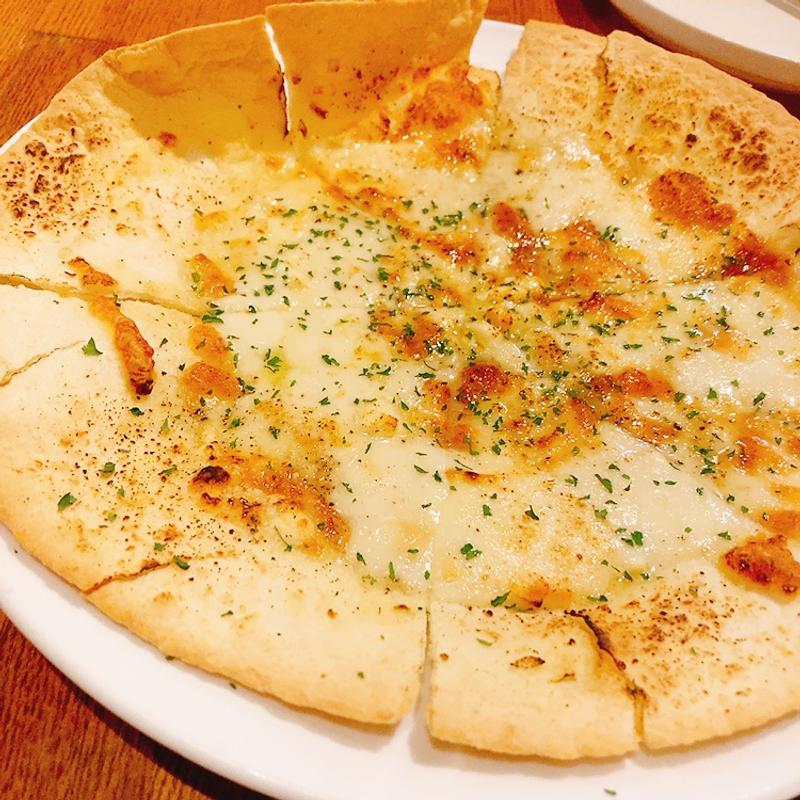 トルティーヤ生地のシャルボンおつまみピザ(炭火やきとワインIZAKAYA シャルボン)