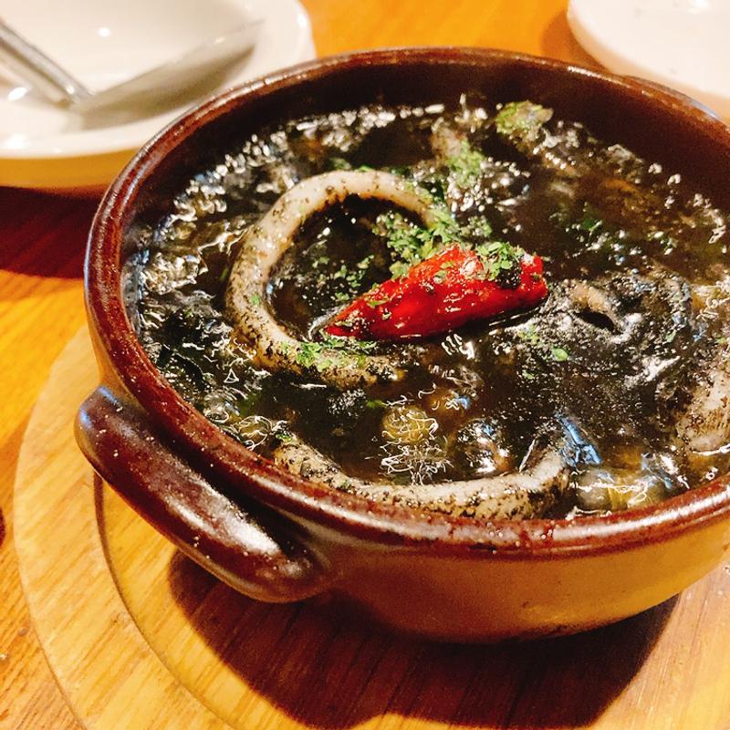 スルメイカ&イカスミアヒージョ(炭火やきとワインIZAKAYA シャルボン)